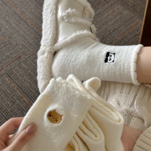 sg-11134201-825aj-mexxbg1pkydif3.webp Creamy White Mid-Calf Socks – Thick Warm Winter & Autumn Socks